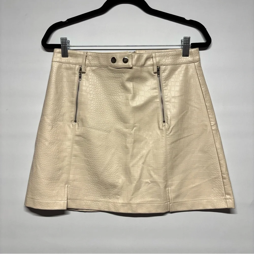 ✨Francesca's Collections Cream Mini Skirt Size M